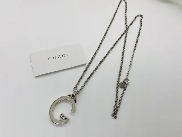 Collier avec pendentif Gucci G-Logo ton argent 3