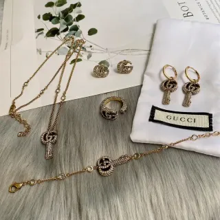 Gucci GG Key قلادة ذهبية سوداء كريستال-باڤيه