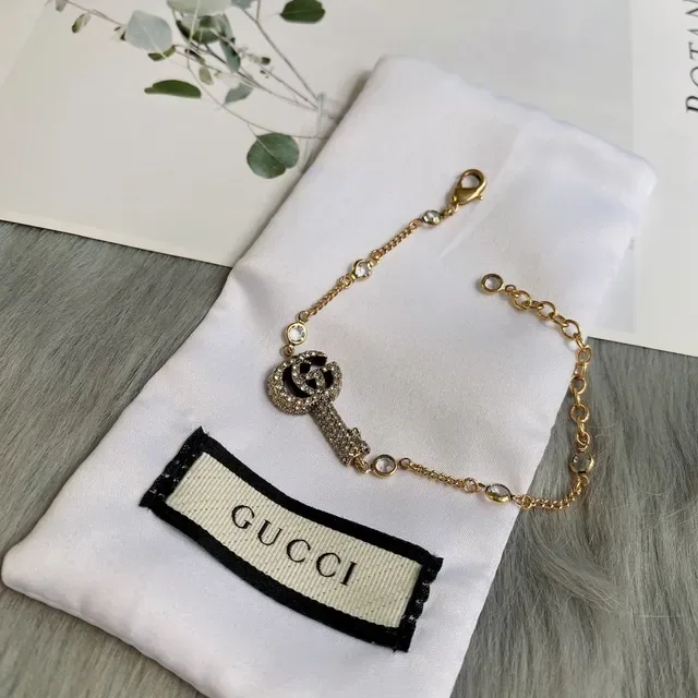 Gucci GG Key قلادة ذهبية سوداء كريستال-باڤيه 3