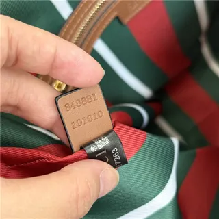 Gucci GG Marmont Sac seau à texture matelassée noire avec monogramme embossé en or 2