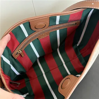 Gucci GG Marmont Sac seau à texture matelassée noire avec monogramme embossé en or 3