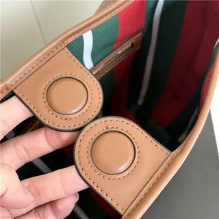 Gucci GG Marmont Sac seau à texture matelassée noire avec monogramme embossé en or 4