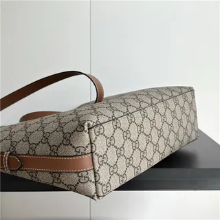 Gucci GG Marmont Sac seau à texture matelassée noire avec monogramme embossé en or 5