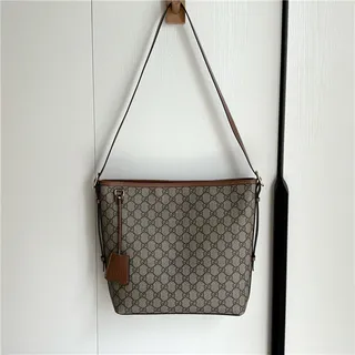 Gucci GG Marmont Sac seau à texture matelassée noire avec monogramme embossé en or 6