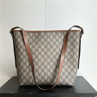 Gucci GG Marmont Sac seau à texture matelassée noire avec monogramme embossé en or 7