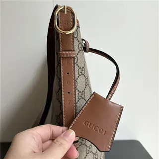 Gucci GG Marmont Sac seau à texture matelassée noire avec monogramme embossé en or 8