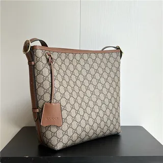 Gucci GG Marmont Sac seau à texture matelassée noire avec monogramme embossé en or 9