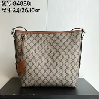 Gucci GG Marmont Sac seau à texture matelassée noire avec monogramme embossé en or 10