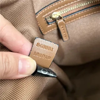 Gucci GG Marmont Sac seau à texture matelassée noire avec monogramme embossé en or 11