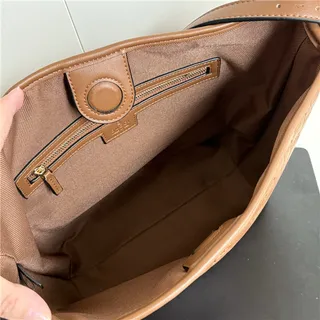 Gucci GG Marmont Sac seau à texture matelassée noire avec monogramme embossé en or 12