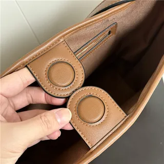 Gucci GG Marmont Sac seau à texture matelassée noire avec monogramme embossé en or 13