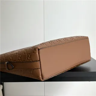 Gucci GG Marmont Sac seau à texture matelassée noire avec monogramme embossé en or 14