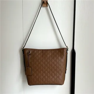 Gucci GG Marmont Sac seau à texture matelassée noire avec monogramme embossé en or 15