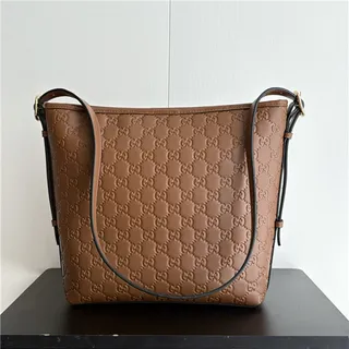 Gucci GG Marmont Sac seau à texture matelassée noire avec monogramme embossé en or 16