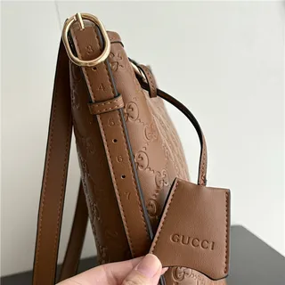 Gucci GG Marmont Sac seau à texture matelassée noire avec monogramme embossé en or 17