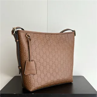 Gucci GG Marmont Sac seau à texture matelassée noire avec monogramme embossé en or 18