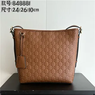 Gucci GG Marmont Sac seau à texture matelassée noire avec monogramme embossé en or 19