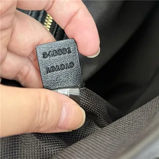 Gucci GG Marmont Sac seau à texture matelassée noire avec monogramme embossé en or 20