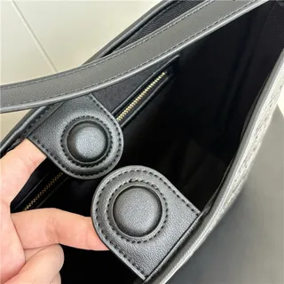 Gucci GG Marmont Sac seau à texture matelassée noire avec monogramme embossé en or 22