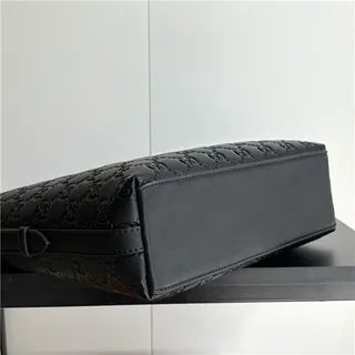 Gucci GG Marmont Sac seau à texture matelassée noire avec monogramme embossé en or 23