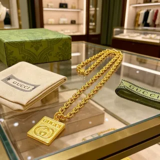 Gucci GG Marmont collier chaîne curb-link dorée verte avec pendentif carré