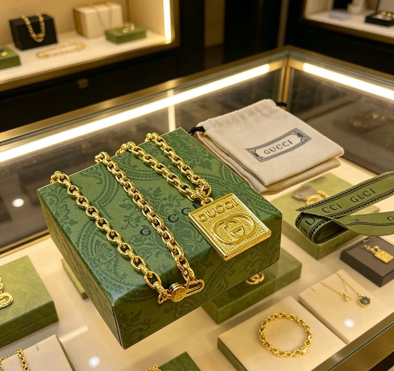 Gucci GG Marmont Gold Green Curb-Link Chain Square Pendant Necklace 9