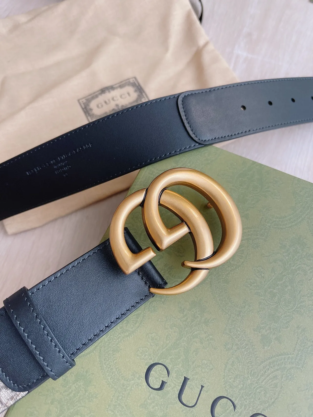 Gucci GG Marmont Interlocking G Buckle Ceinture en Cuir Beige Noir 4