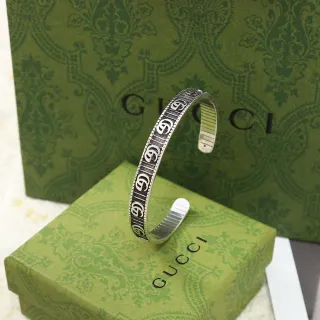 Gucci GG Marmont Interlocking G Pulsera de muñeca abierta acanalada