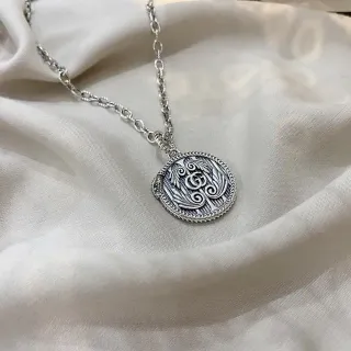 Gucci GG Marmont قلادة معلقة دائرية مزخرفة