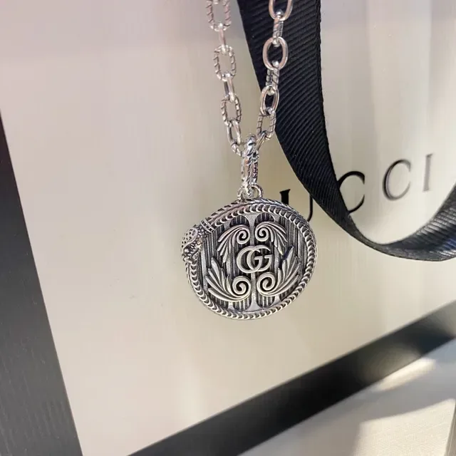 Gucci GG Marmont Collier à pendentif circulaire orné 6