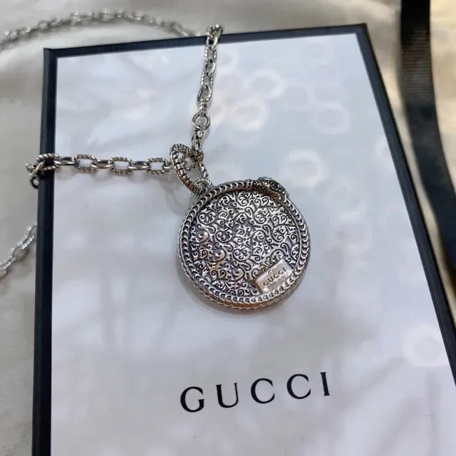 Gucci GG Marmont Collier à pendentif circulaire orné 7