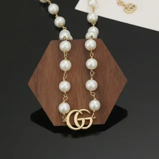 Gucci GG Marmont قلادة لؤلؤ سلسلة ذهبية اللون