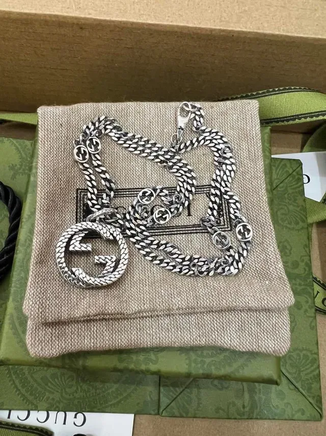 قلادة Gucci GG Marmont فضي بيج Interlocking Double G تعليقة سلسلة حبل ملتوية 2