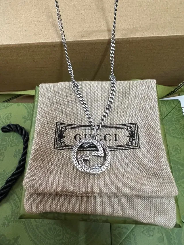 قلادة Gucci GG Marmont فضي بيج Interlocking Double G تعليقة سلسلة حبل ملتوية 4