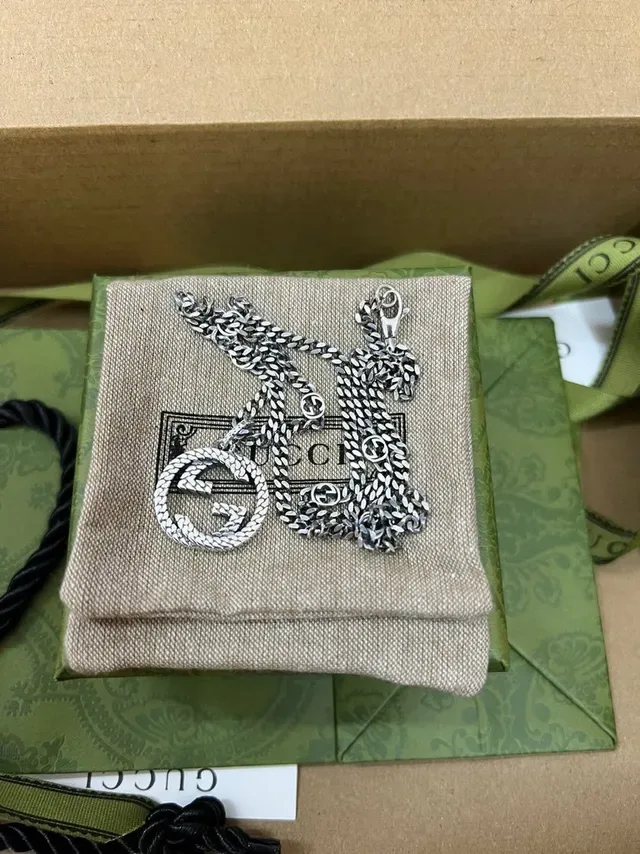 قلادة Gucci GG Marmont فضي بيج Interlocking Double G تعليقة سلسلة حبل ملتوية 5