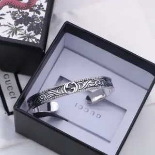 سوار Gucci GG Marmont فضي أسود نقش مزخرف لوجو G متشابك