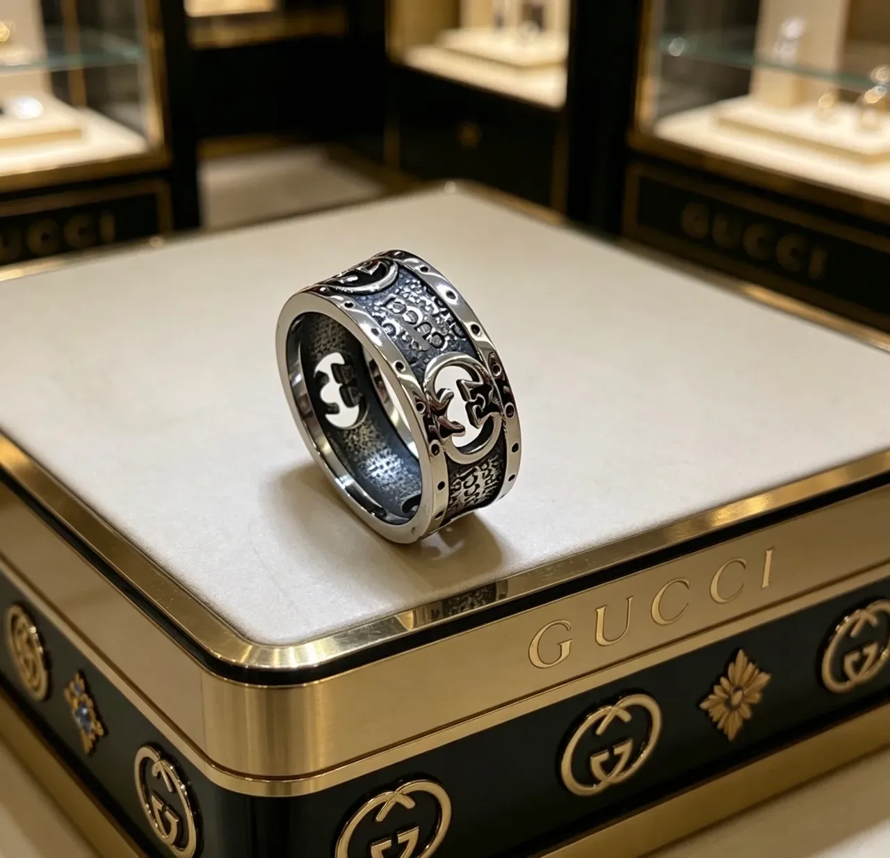 Anel Gucci GG Marmont Prata Preto Banda Larga Motivo G Interlocking 3