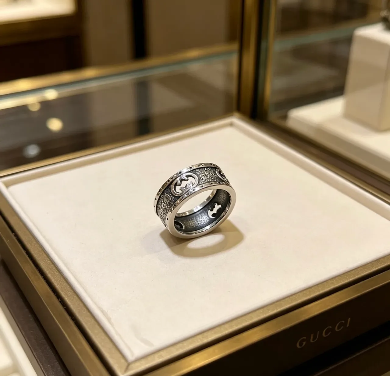 Anel Gucci GG Marmont Prata Preto Banda Larga Motivo G Interlocking 4