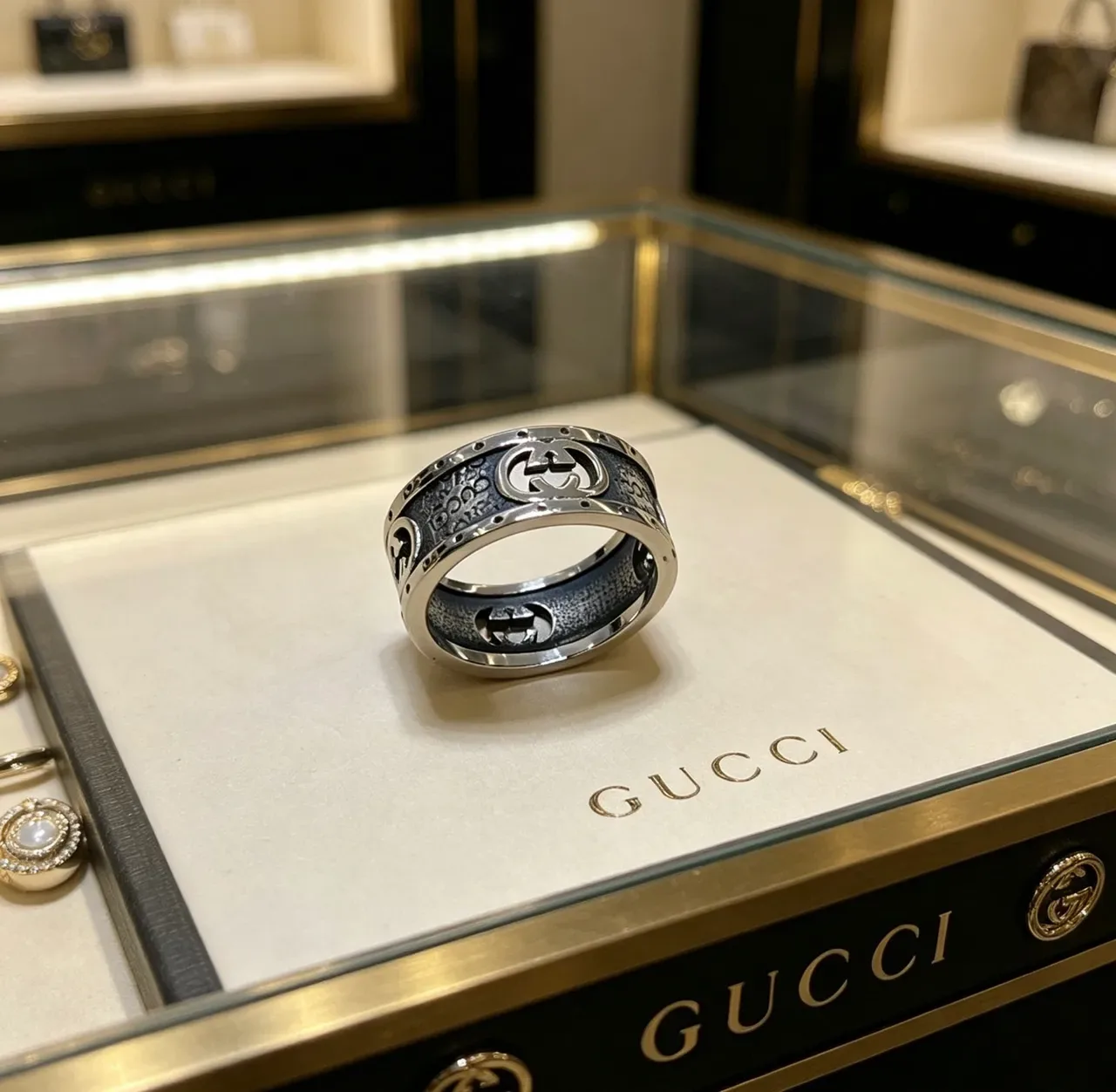 Anel Gucci GG Marmont Prata Preto Banda Larga Motivo G Interlocking 6