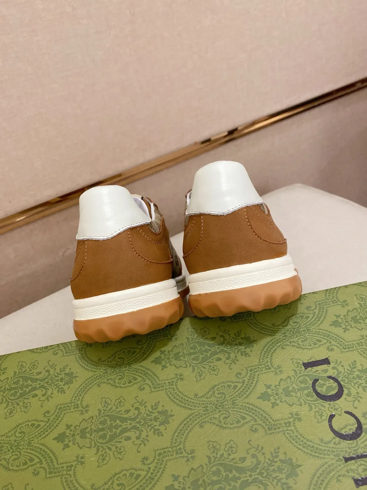 Gucci GG Monogram Tan et Beige sneakers lifestyle 3