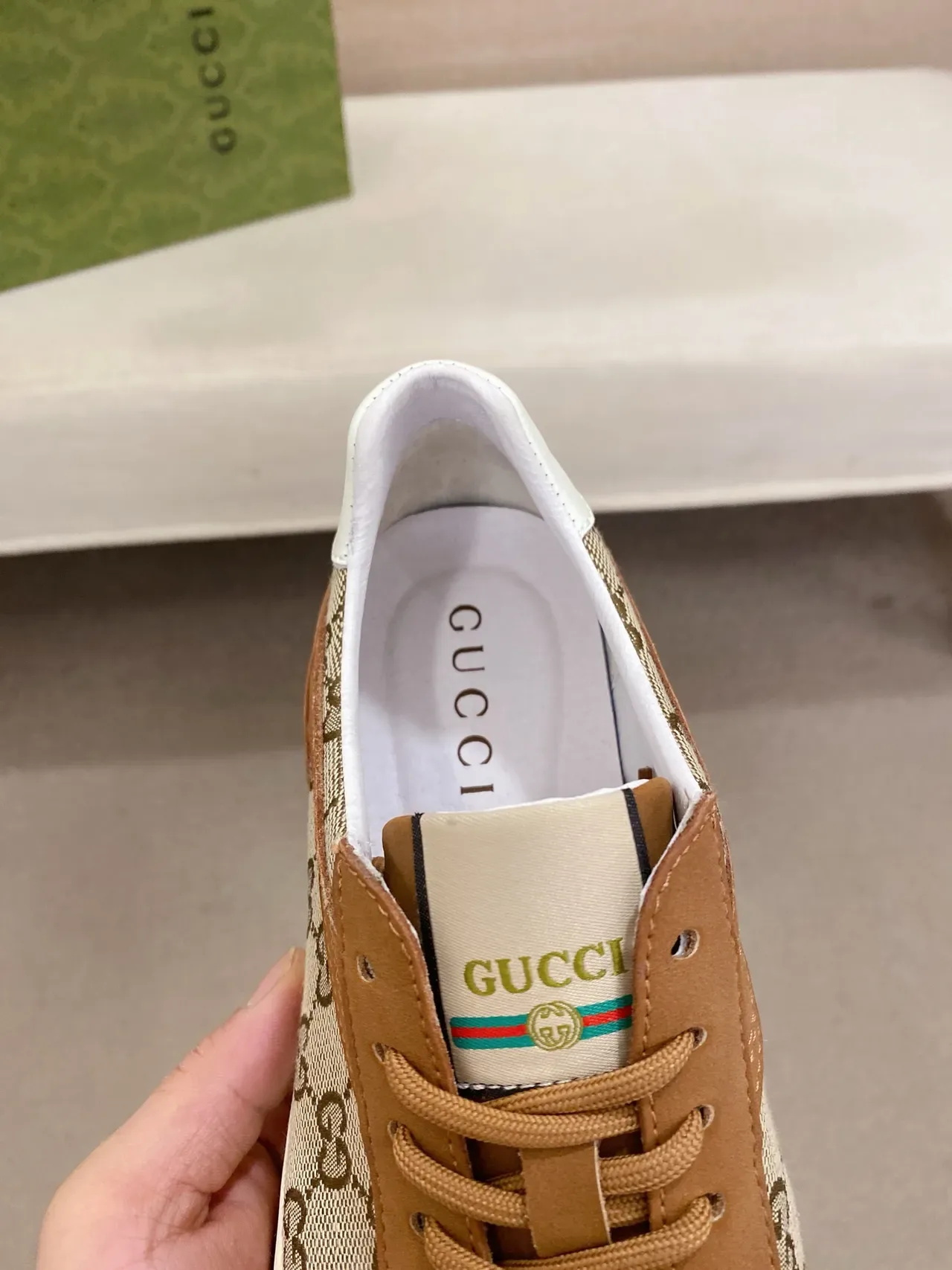 Gucci GG Monogram Tan et Beige sneakers lifestyle 4