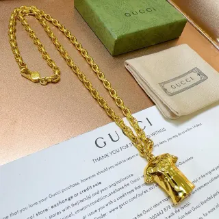 Gucci 黄金曲环链 T恤形吊坠项链