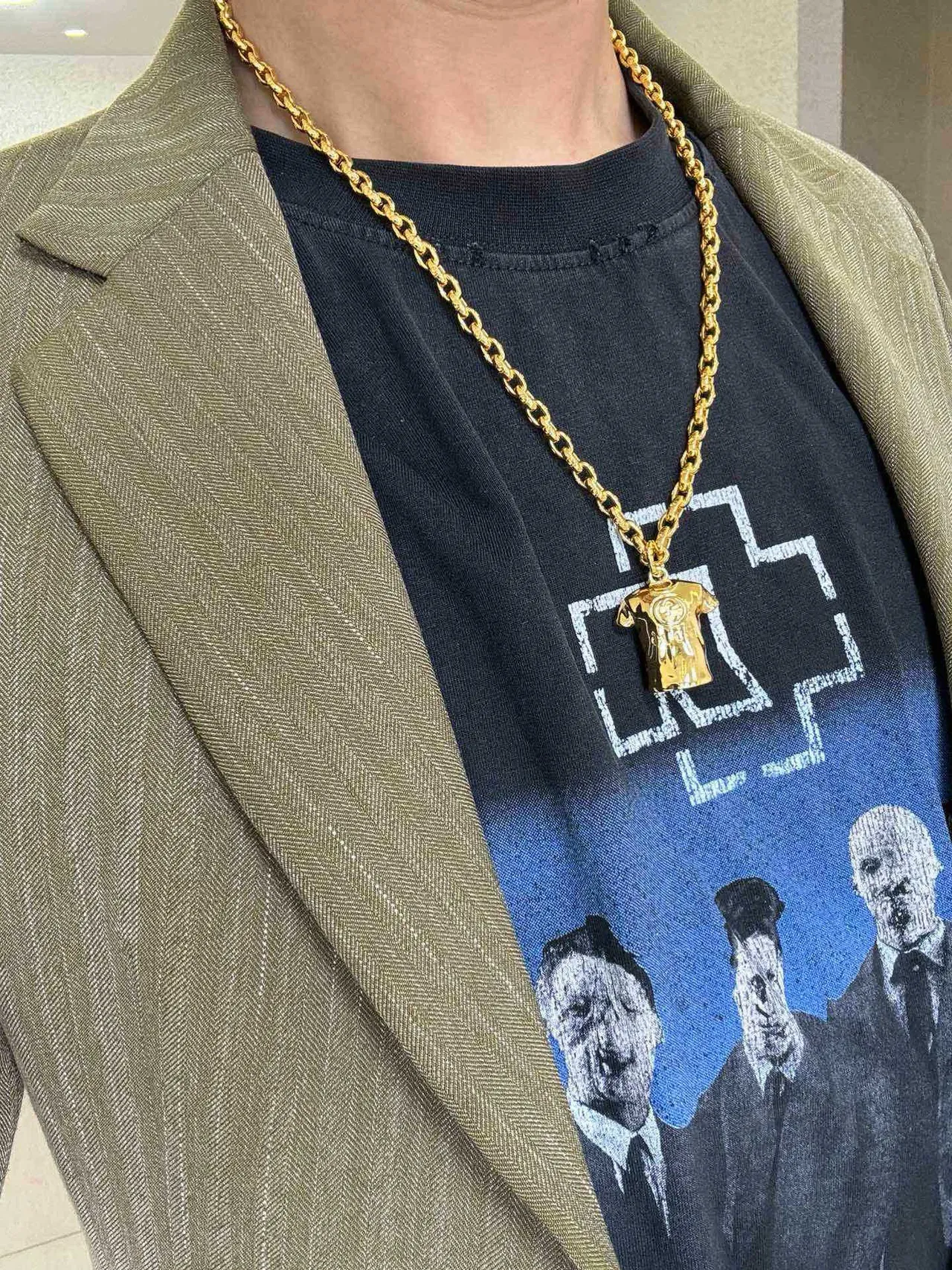 Gucci Gold Curb-Link Chain T-Shirt-Shaped Pendant Necklace 2