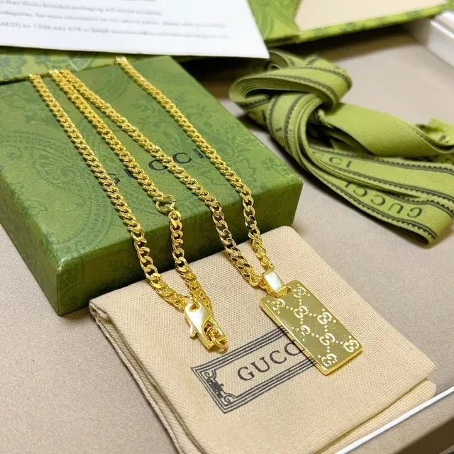 Gucci Gold Green Curb Chain Rectangular Pendant Necklace 3