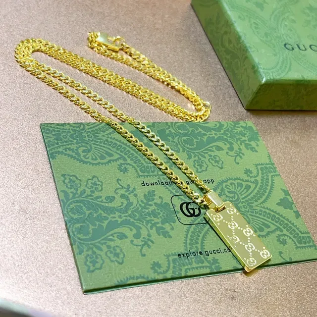 Gucci Gold Green Curb Chain Rectangular Pendant Necklace 9