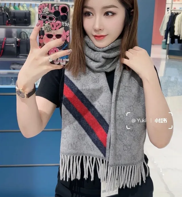 Gucci écharpe en cachemire gris et blanc à franges 2
