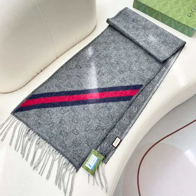 Gucci écharpe en cachemire gris et blanc à franges 6