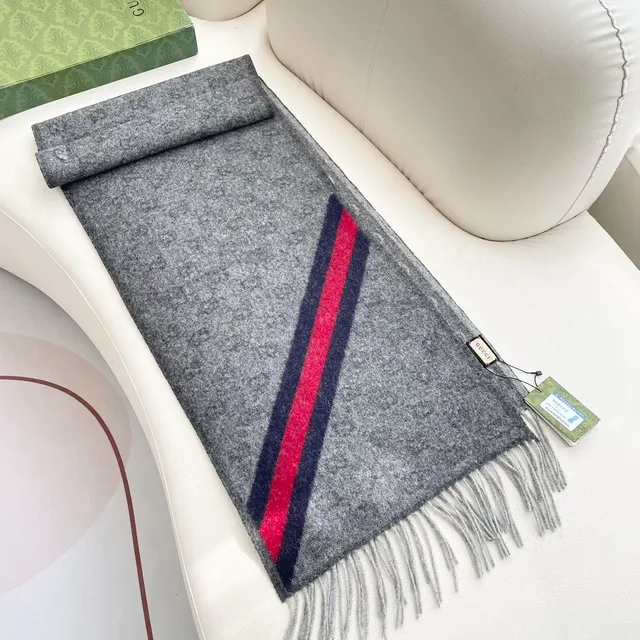 Gucci écharpe en cachemire gris et blanc à franges 7
