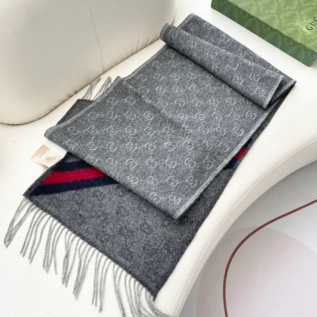 Gucci écharpe en cachemire gris et blanc à franges 8
