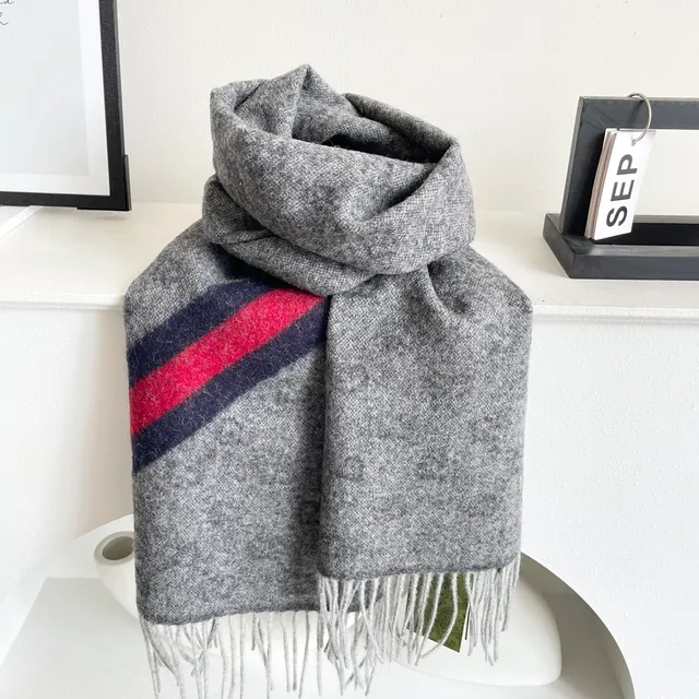 Gucci écharpe en cachemire gris et blanc à franges 9